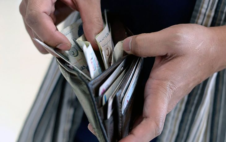 Brutal caída de los salarios: volvieron a perder contra la inflación en diciembre
