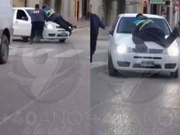 Un conductor alcoholizado se llevó en el capot a un inspector de tránsito