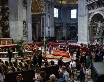 Segundo día para dar el último adiós al Papa: ya lo hicieron casi 50 mil personas
