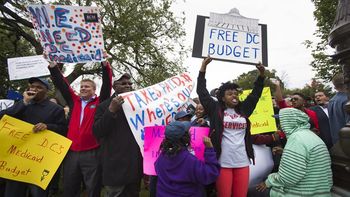 Decenas de personas muestran pancartas durante una concentración para solicitar al Senado el desbloqueo del debate sobre el presupuesto de Washington D. C. Decenas de personas muestran pancartas durante una concentración para solicitar al Senado el desbloqueo del debate sobre el presupuesto de Washington D. C.