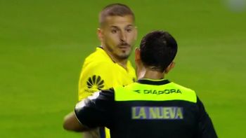 Darío Benedetto antes de ser amonestado Darío Benedetto antes de ser amonestado