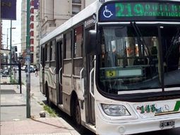 Dos ladrones asaltaron un colectivo en Quilmes y lo desviaron de su recorrido