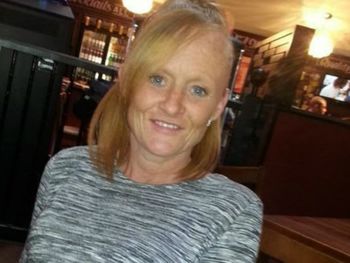 Abandonó a su hijo en un cochecito a la intemperie