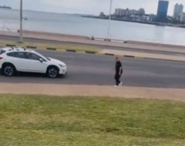 El video de Bielsa paseando por la Rambla de Montevideo que es viral