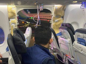 Un avión de Alaska Airlines perdió una ventanilla en pleno vuelo