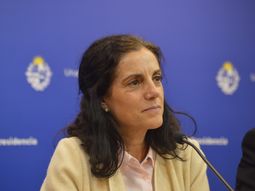 Azucena Arbeleche, ministra de Economía, anticipó que el gobierno anunciará en los próximos días una rebaja del IRPF y IASS. Azucena Arbeleche, ministra de Economía, anticipó que el gobierno anunciará en los próximos días una rebaja del IRPF y IASS.