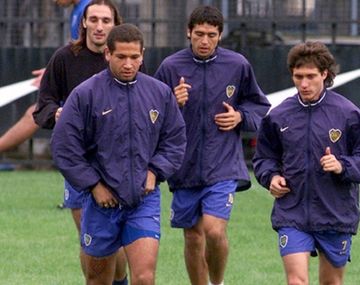 El delantero junto a Guillermo, Riquelme y Schiavi