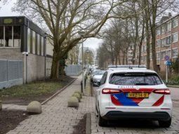 La explosión impactó en el muro exterior de la escuela, ubicada en Buitenveldert.