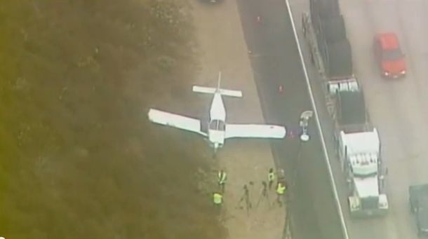 Una avioneta se quedó sin combustible y aterrizó en una autopista