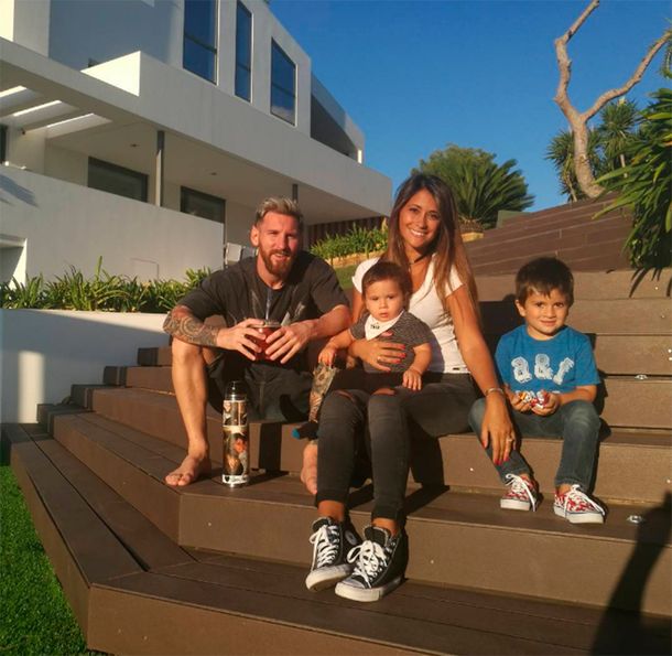 La tierna foto familiar de Messi con Roccuzzo y sus hijos: Los amo