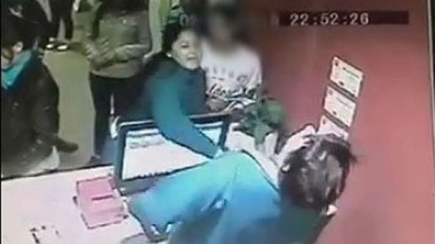 #DíaDeFuria Golpeó a una empleada porque no dejaba que su hija entrara al cine