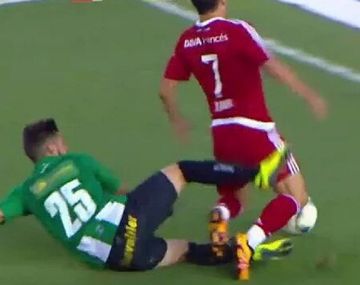 ¿Fue penal? Esta jugada inundó de polémica la tarde del Monumental