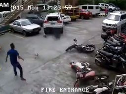 video: se ofrecio a estacionarle el auto y se lo termino destruyendo video: se ofrecio a estacionarle el auto y se lo termino destruyendo