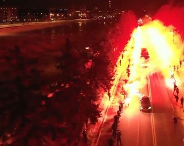 El impresionante pasillo de fuego de los hinchas para recibir al Zenit