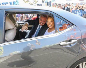 Fabiola Yáñez con Alberto Fernández en el vehículo que los trasladó