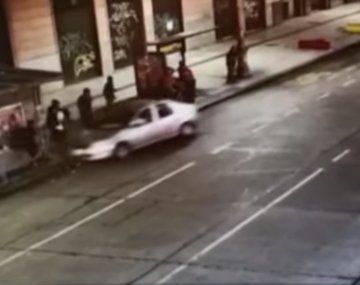 Conductor borracho atropelló e hirió a dos personas en una parada de colectivos