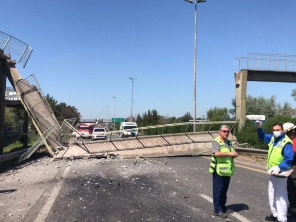 Caos en Ruta 2 por un camión que derribó un puente peatonal en pleno éxodo turístico