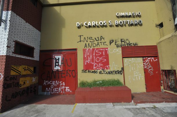 Pintadas contra Javier Cantero en la sede de Independiente