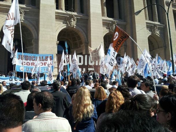 Judiciales provocan un caos de tránsito en la zona de Tribunales