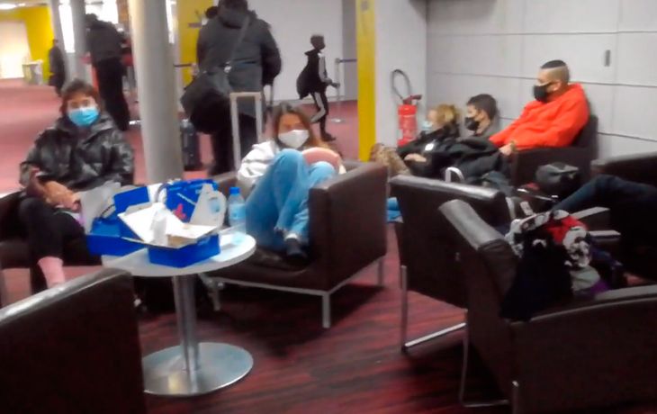 Trece argentinos están varados en un aeropuerto de París