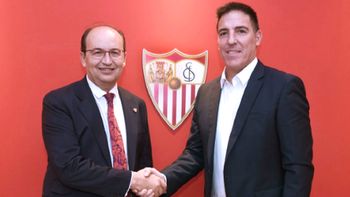 El DT argentino junto al Presidente del club andaluz El DT argentino junto al Presidente del club andaluz