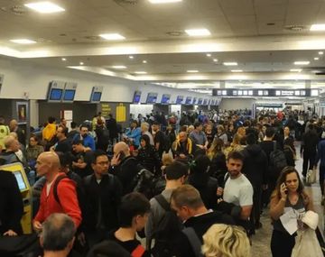 Caos en Aeroparque: maleteros suspendieron sus actividades en pleno fin de semana largo