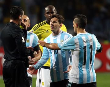 El insólito argumento del árbitro que dejó pegar de más a Colombia