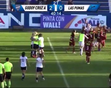 Batalla campal en el fútbol femenino: jugadoras de Godoy Cruz y Las Pumas