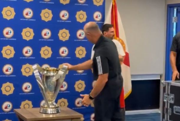 Inesperado: Lionel Messi llevó el trofeo de la MLS al Departamento de Policía de Fort Lauderdale