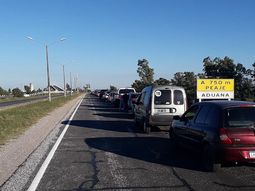 En el comienzo de las vacaciones, hubo intenso movimiento en los pasos fronterizos hacia Argentina. En el comienzo de las vacaciones, hubo intenso movimiento en los pasos fronterizos hacia Argentina.