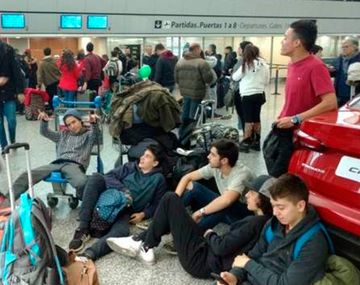 Otra de Flybondi: dejó varados a 180 pasajeros y les ofrece viajar en colectivo