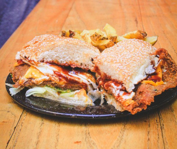 El bodegón de Buenos Aires que logró el record del sanguche de milanesa más grande del mundo