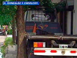 Un camión chocó con un auto y casi termina dentro de una casa