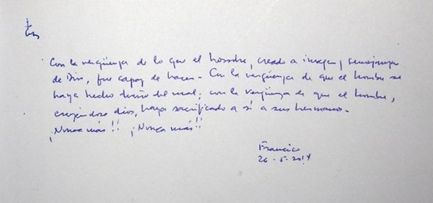 De puño y letra: éste es el mensaje que dejó el Papa en el Museo del Holocausto