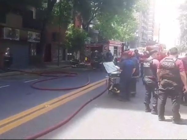 Fuego y tensión en Balvanera: cinco personas hospitalizadas tras un incendio en un edificio