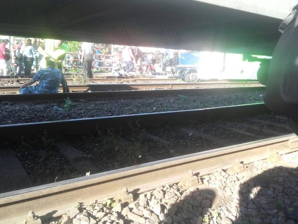 Llevaban presos en un micro y los arrolló un tren: hay un muerto