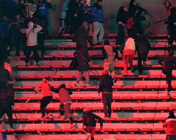 80 hinchas de U. de Chile recibieron la prohibición para ingresar a estadios argentinos