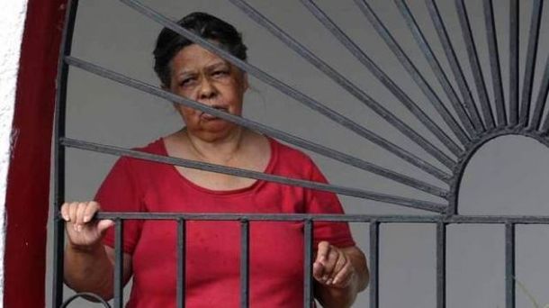 Guarda el cadáver de su marido esperando que vuelva a la vida