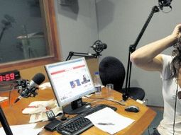 Conductora de radio se suma a la tendencia de la farándula embarazada