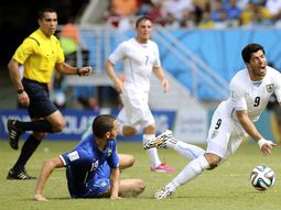 mira el gol de uruguay vs. italia mira el gol de uruguay vs. italia
