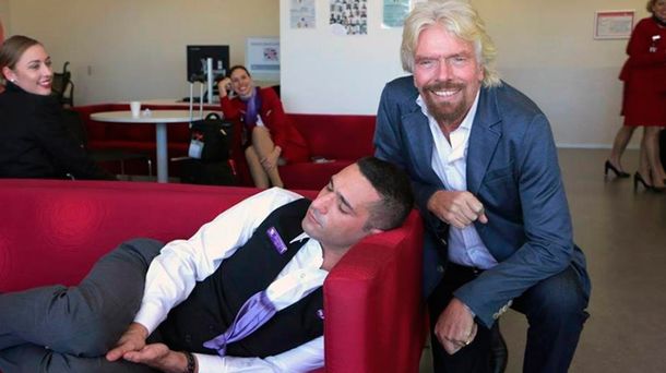 Jefe escrachó a un empleado que dormía en la oficina y la web estalló en memes