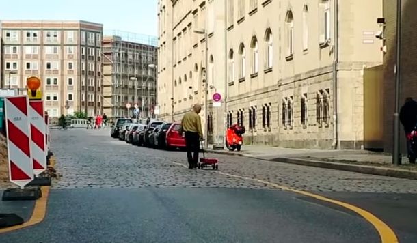 Artista del engaño: circuló por Berlín con 99 celulares y logró confundir a Google Maps