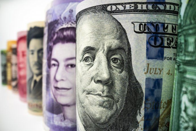 El dólar global se encamina a un cierre positivo en una semana de protagonismo para los bancos centrales