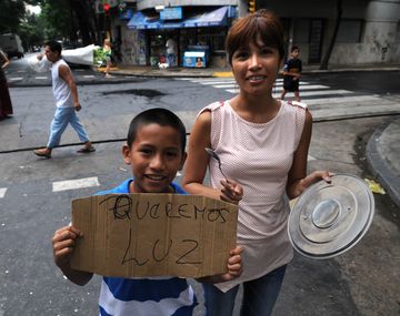 Pasan a servicio pasivo a un policía por balear a un vecino sin luz en Flores