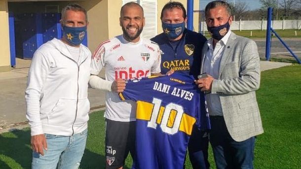 Boca le regaló una camiseta a Dani Alves antes de que juegue con River
