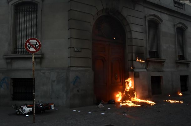Incidentes y destrozos en la Legislatura porteña en la marcha por Julio López