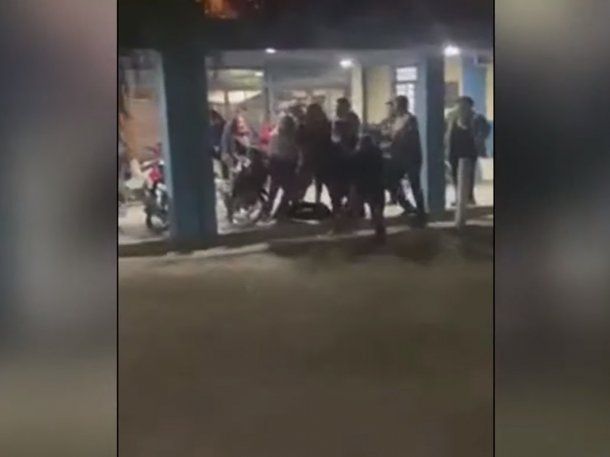 Fuerte video de la batalla campal entre familias en una escuela de Tartagal 