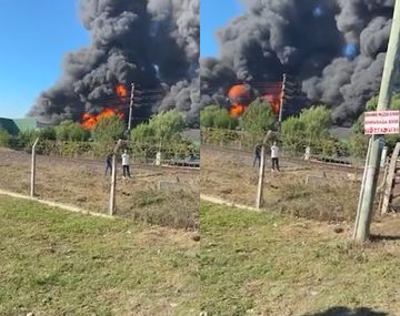 La columna de humo negro se ve a 30 kilómetros del lugar.