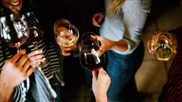 Nuevas restricciones de reunión en Inglaterra por el coronavirus podrían seguir hasta Navidad