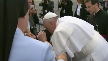 el papa hizo un alto en su camino para saludar a un chico con discapacidad el papa hizo un alto en su camino para saludar a un chico con discapacidad